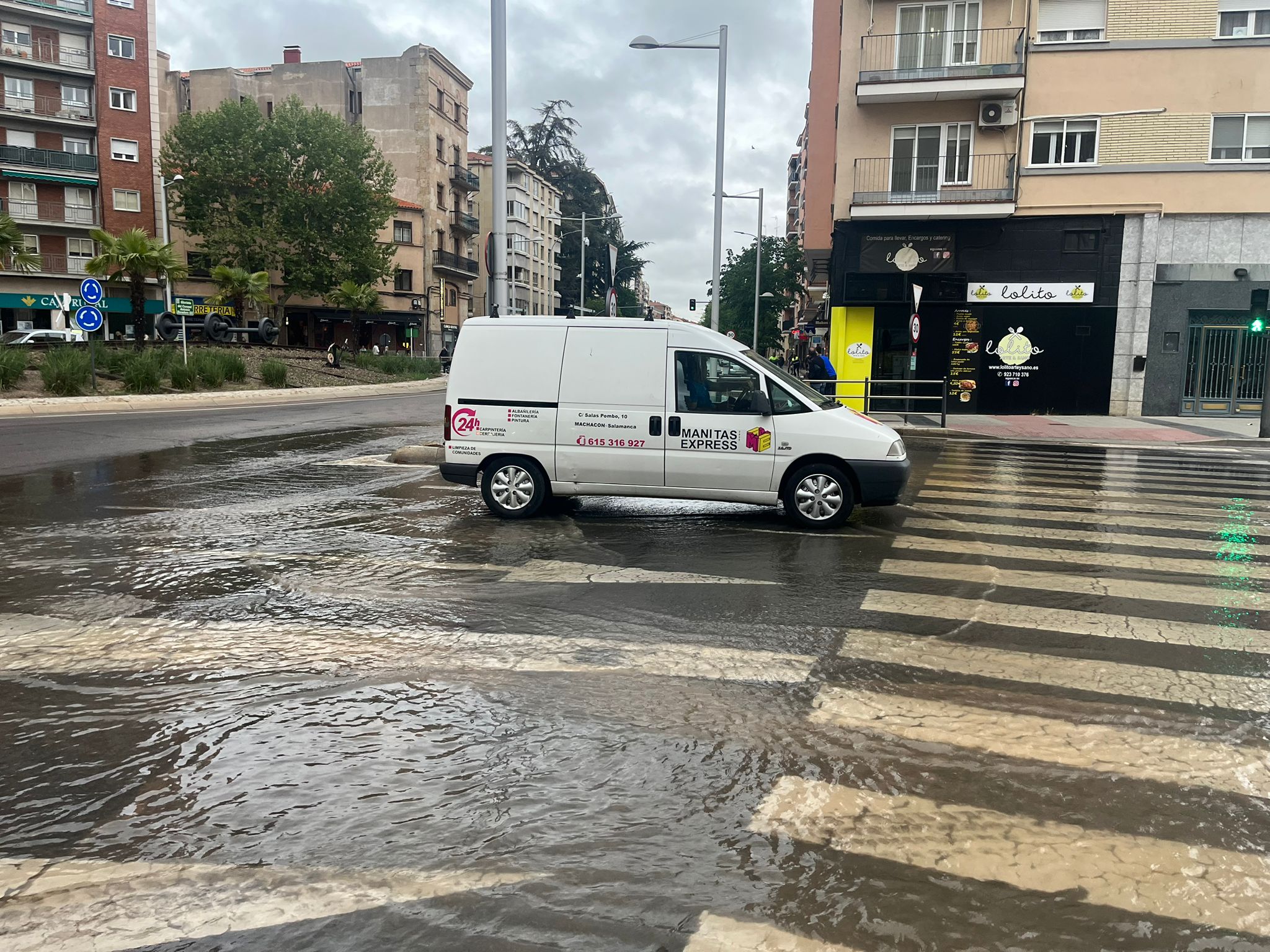 Un reventón anega parte del paseo de la Estación