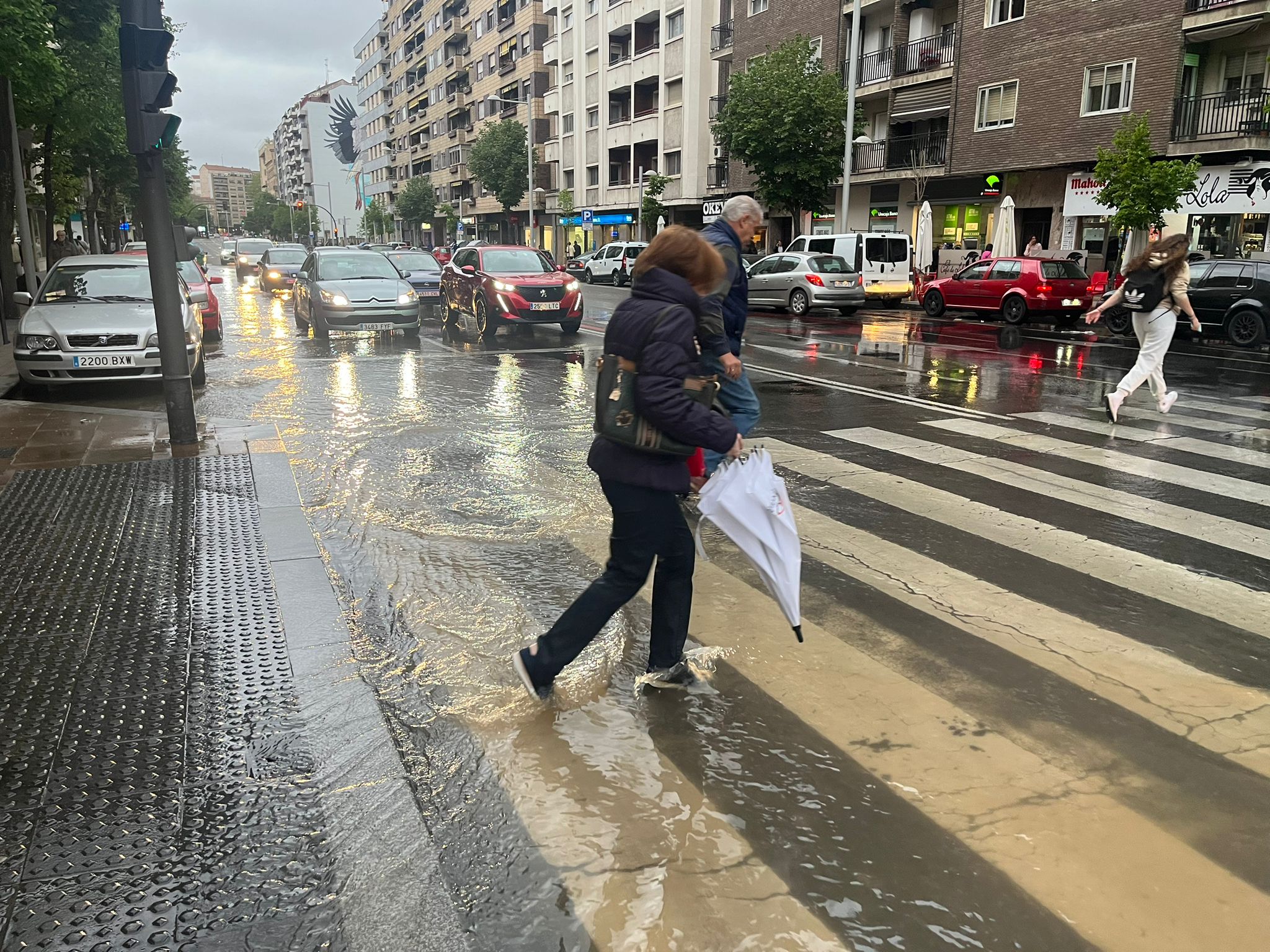 Un reventón anega parte del paseo de la Estación
