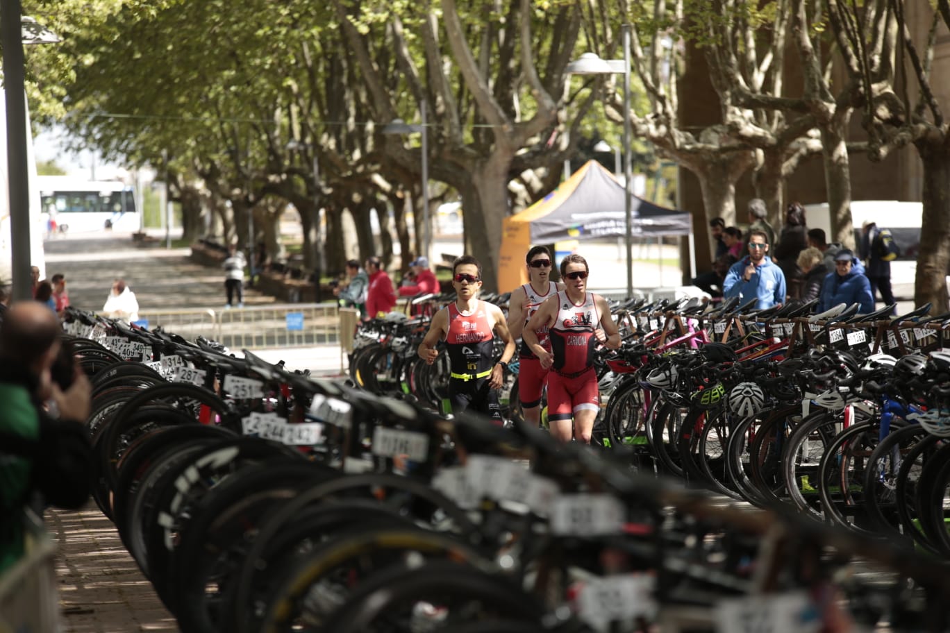 Animada prueba de duatlón junto al Puente Romano