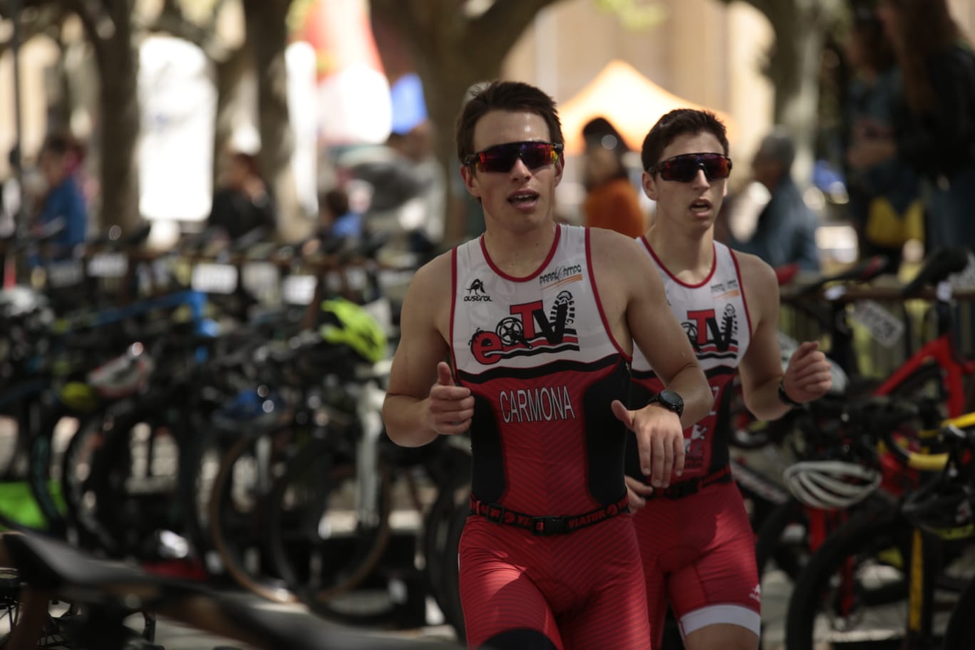Animada prueba de duatlón junto al Puente Romano