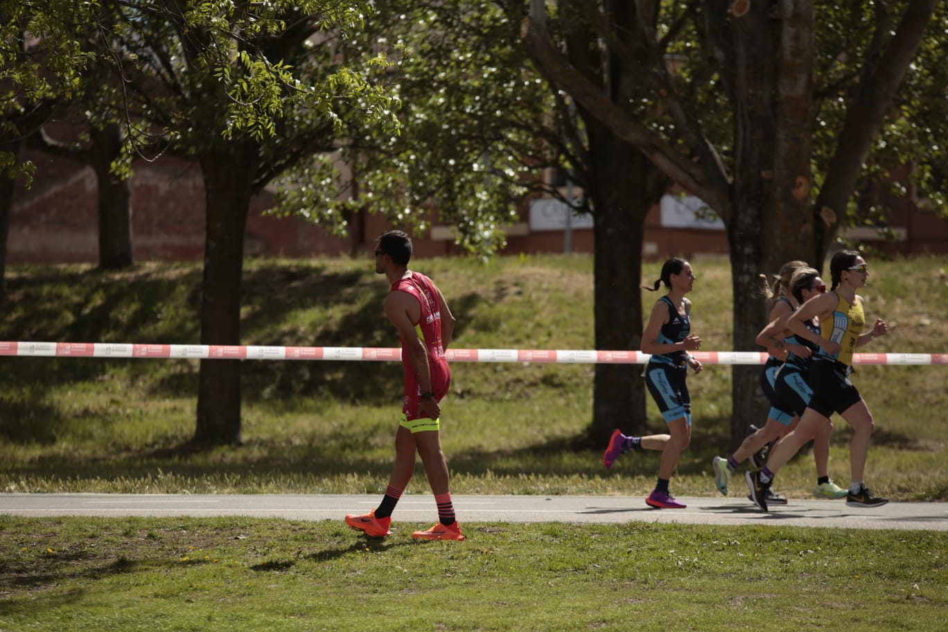 Animada prueba de duatlón junto al Puente Romano