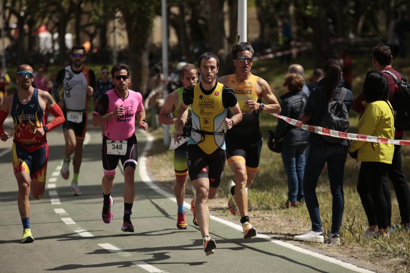 Animada prueba de duatlón junto al Puente Romano