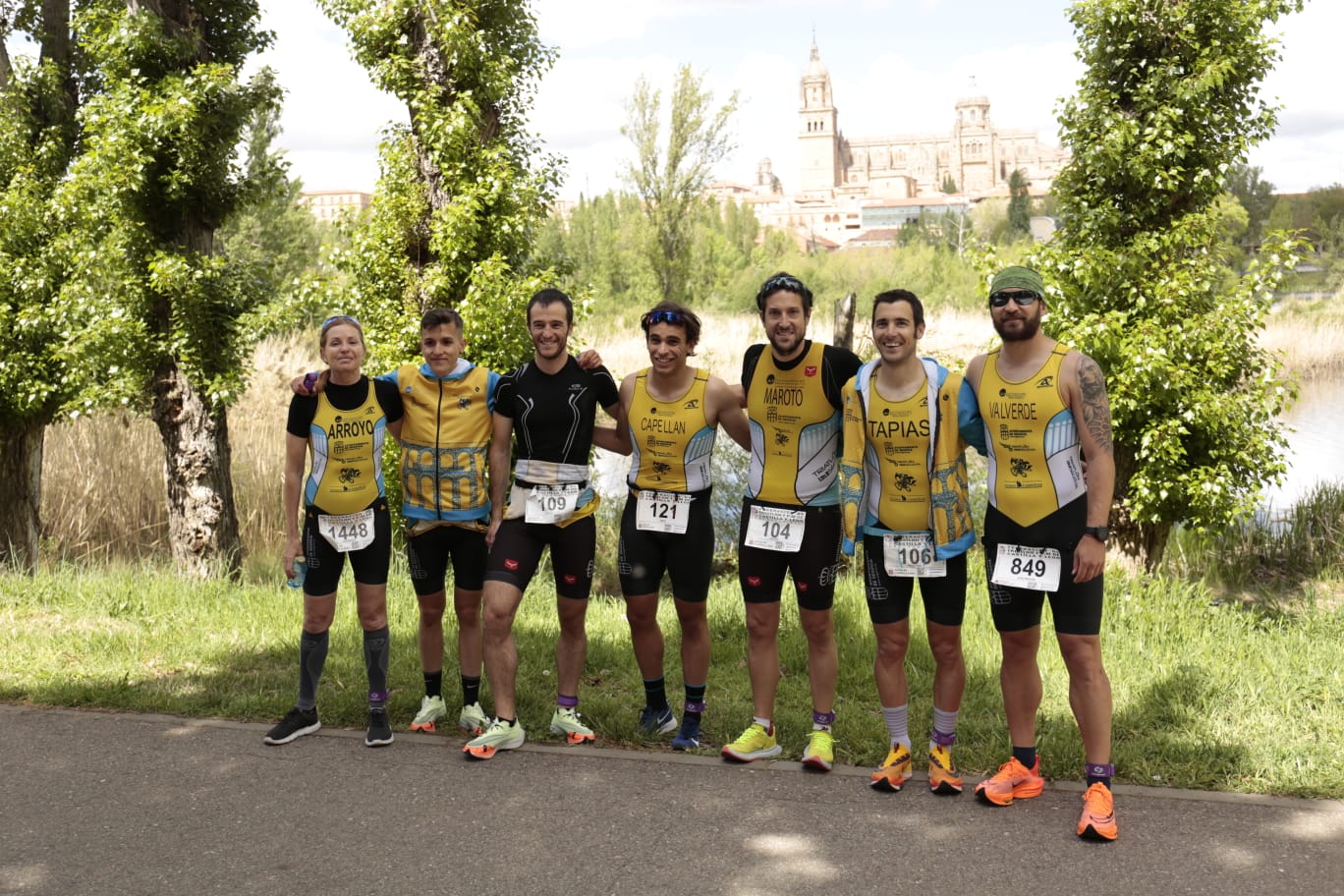 Animada prueba de duatlón junto al Puente Romano