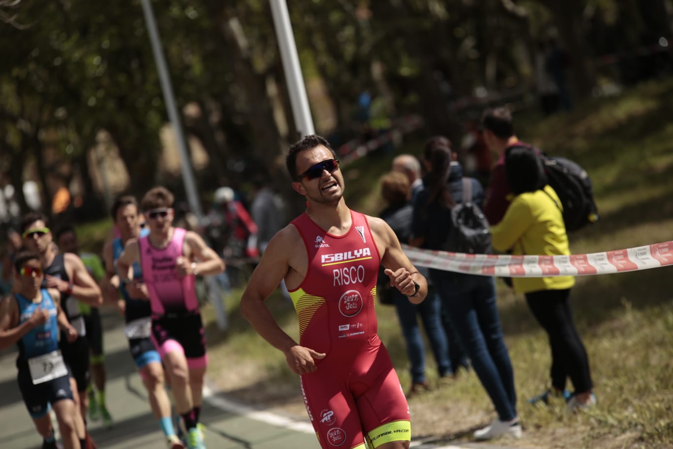 Animada prueba de duatlón junto al Puente Romano