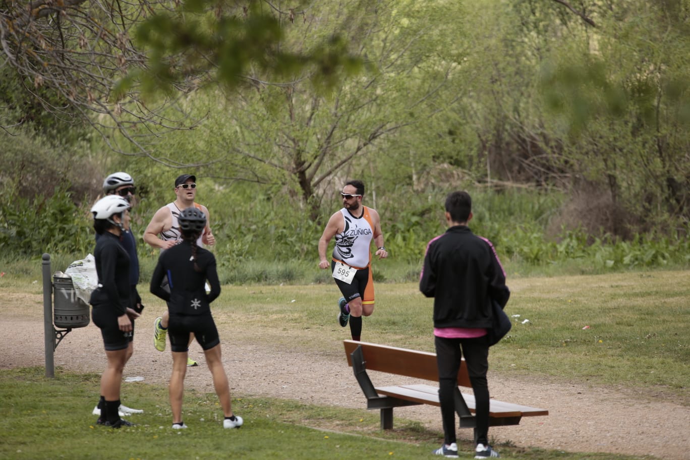 Animada prueba de duatlón junto al Puente Romano