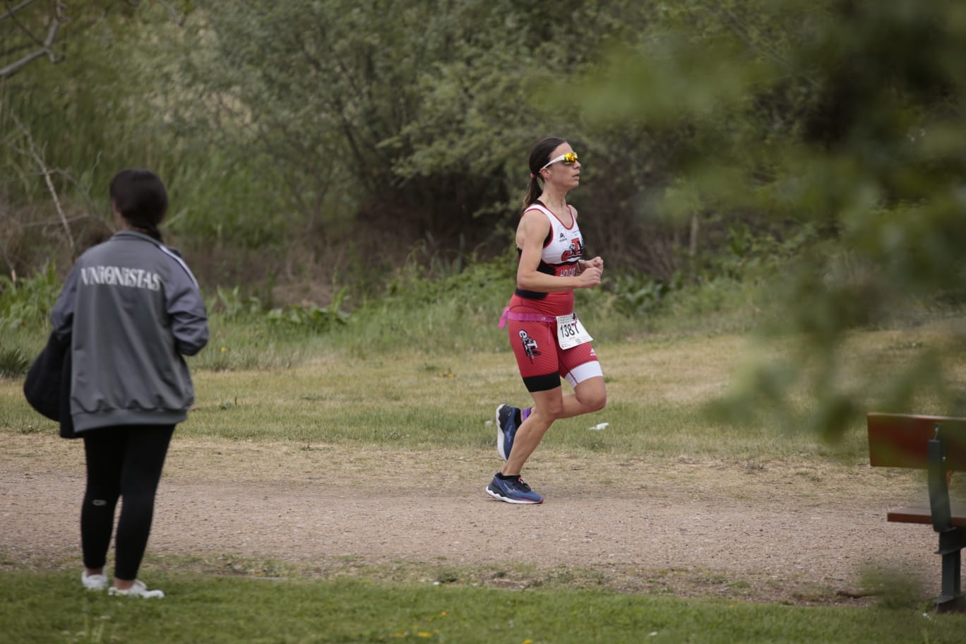 Animada prueba de duatlón junto al Puente Romano