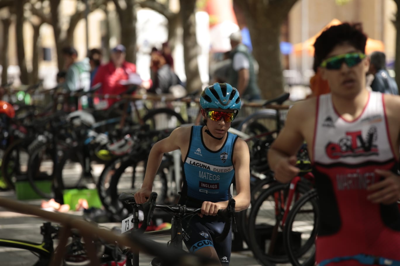 Animada prueba de duatlón junto al Puente Romano