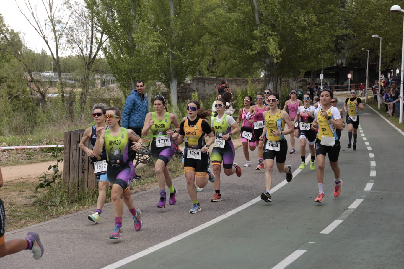 Animada prueba de duatlón junto al Puente Romano