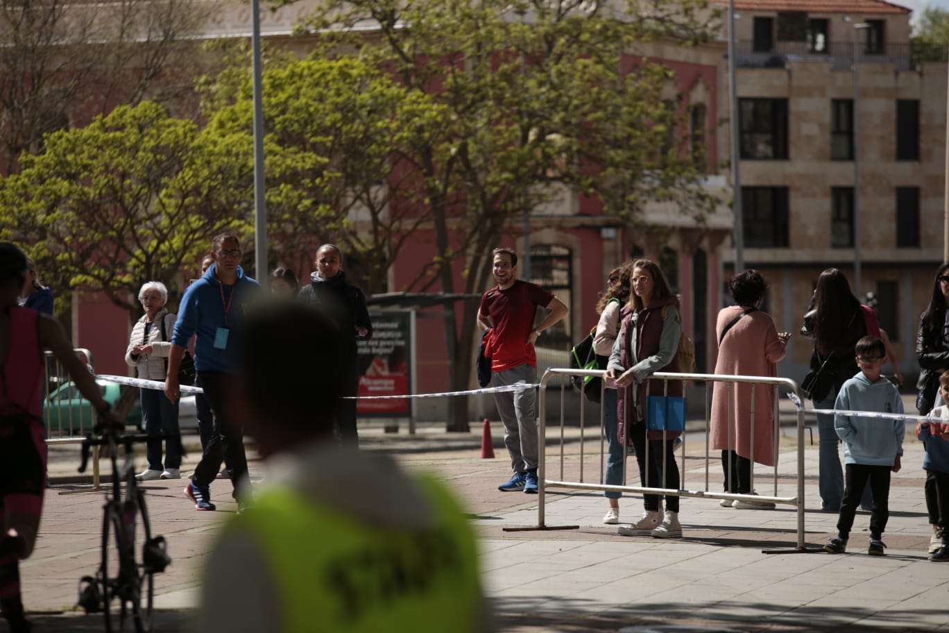 Animada prueba de duatlón junto al Puente Romano