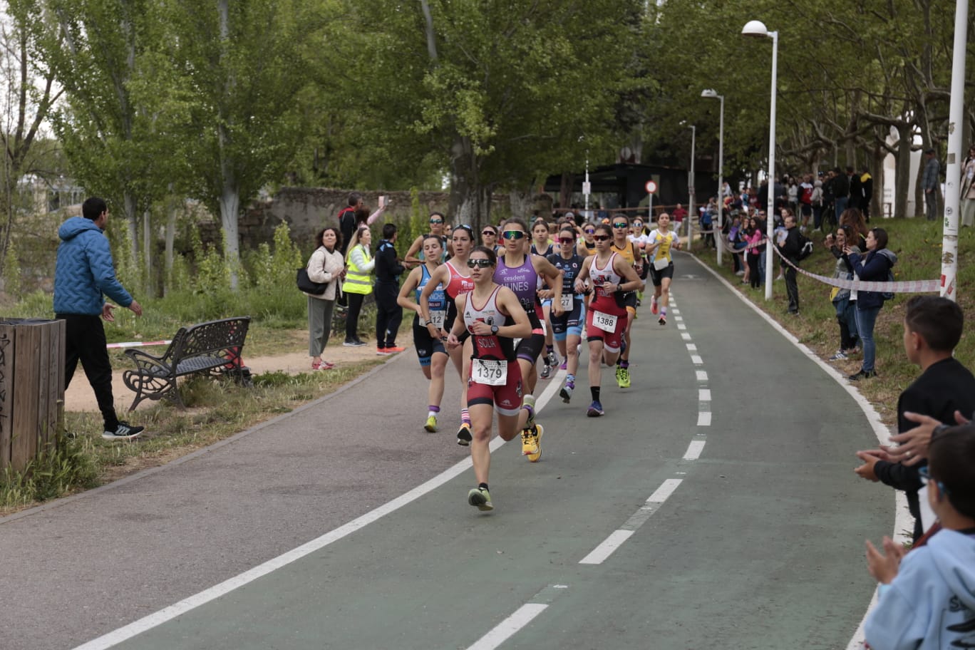 Animada prueba de duatlón junto al Puente Romano