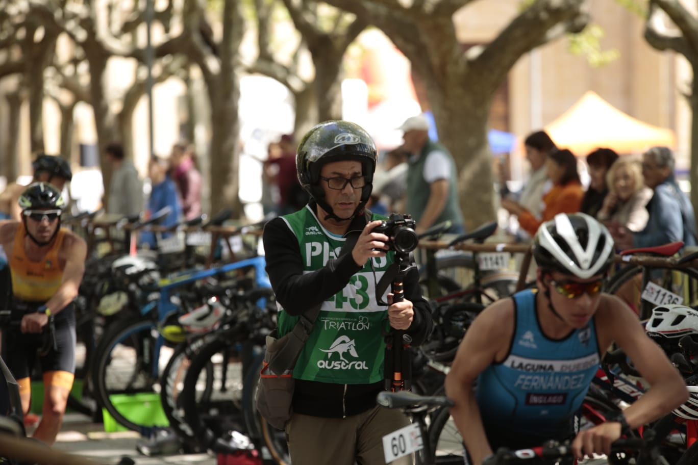 Animada prueba de duatlón junto al Puente Romano