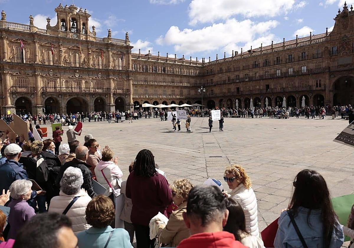 Manos Unidas congrega a un centenar de salmantinos en la Plaza Mayor