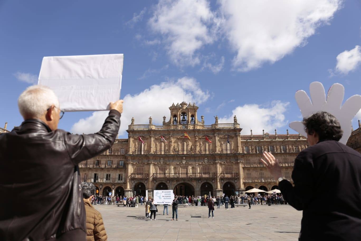 Manos Unidas congrega a un centenar de salmantinos en la Plaza Mayor