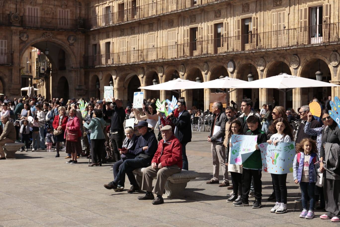 Manos Unidas congrega a un centenar de salmantinos en la Plaza Mayor