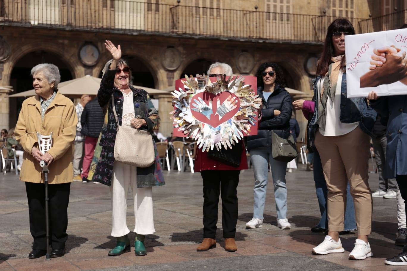 Manos Unidas congrega a un centenar de salmantinos en la Plaza Mayor