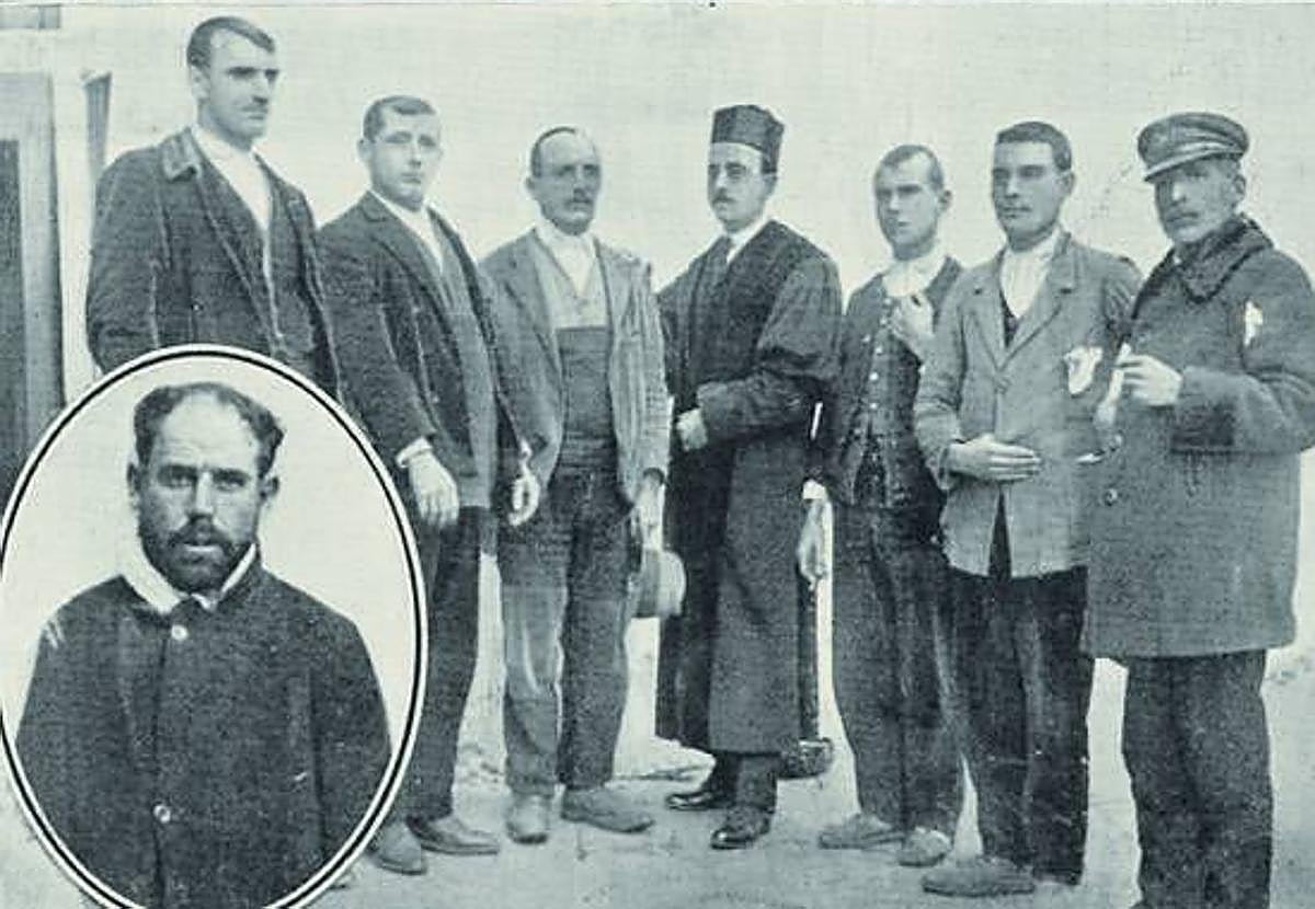 Única foto conocida de los cinco condenados por el crimen de Malladas, posando junto al abogado defensor Díaz López y un carcelero