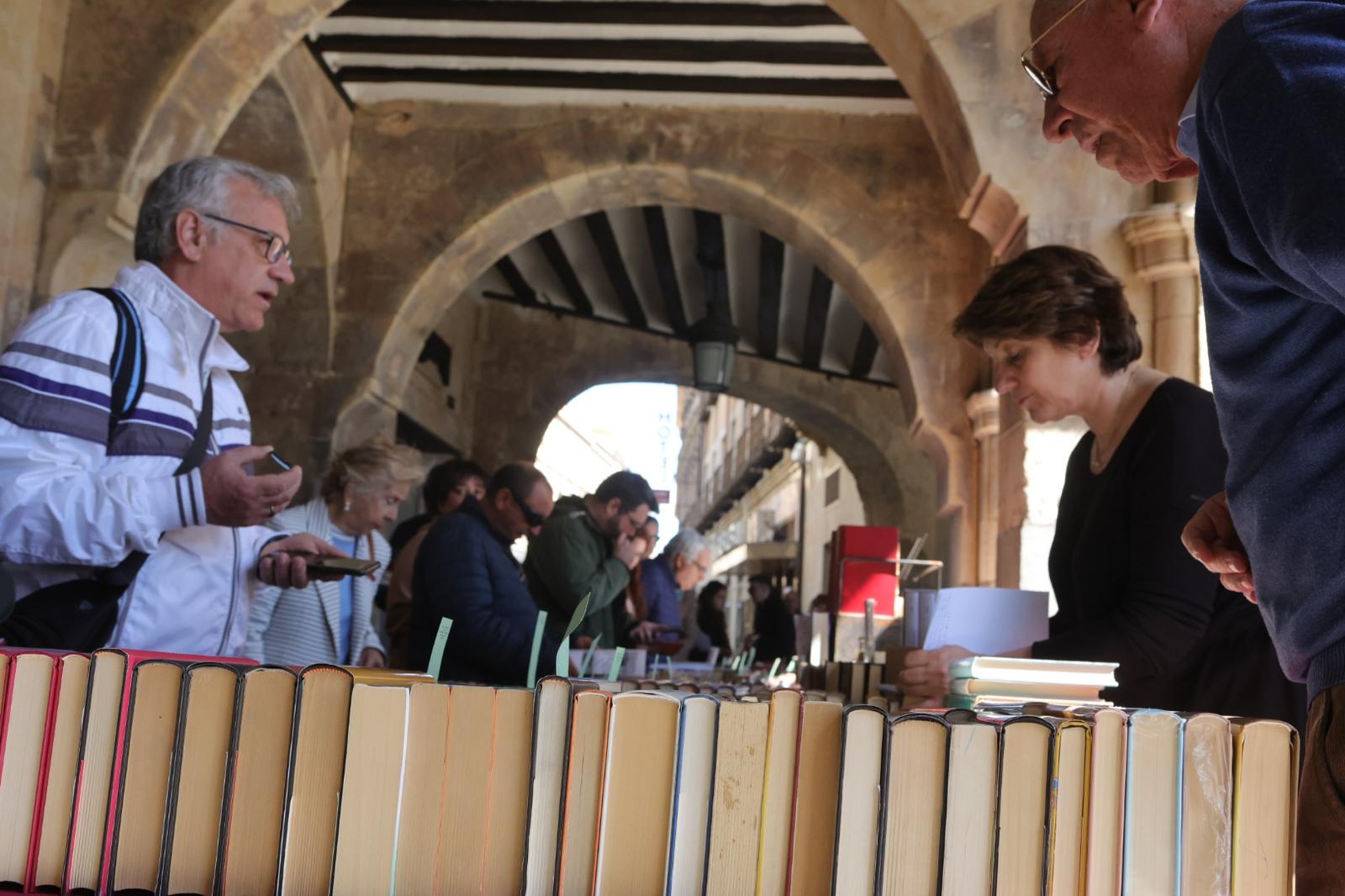 El Día del Libro llena la Plaza Mayor de Salamanca
