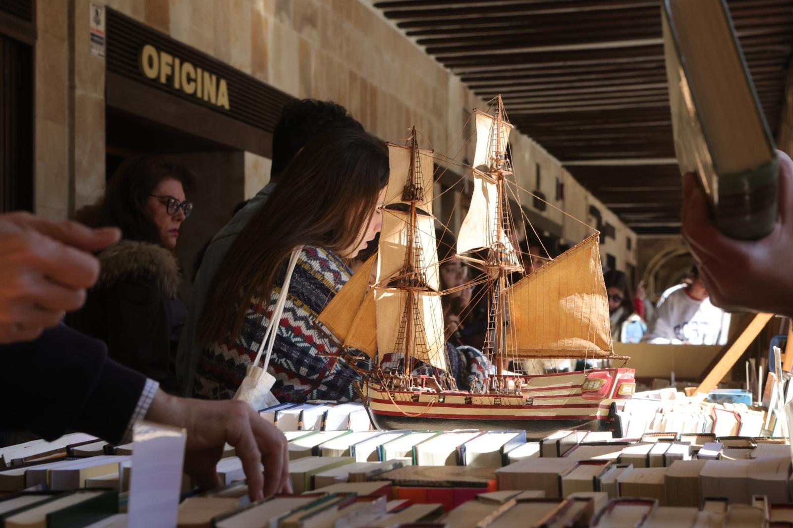 El Día del Libro llena la Plaza Mayor de Salamanca