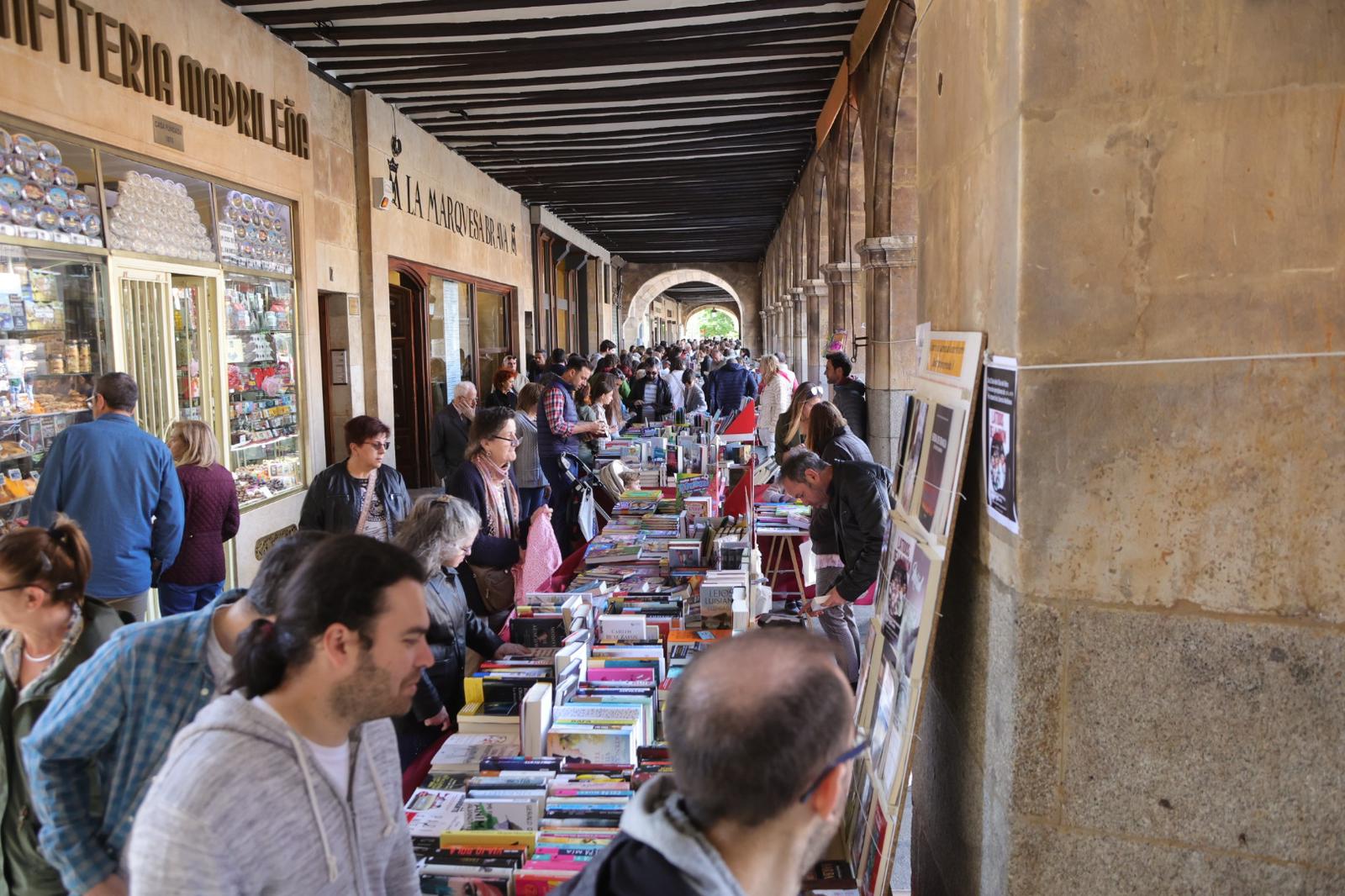 El Día del Libro llena la Plaza Mayor de Salamanca