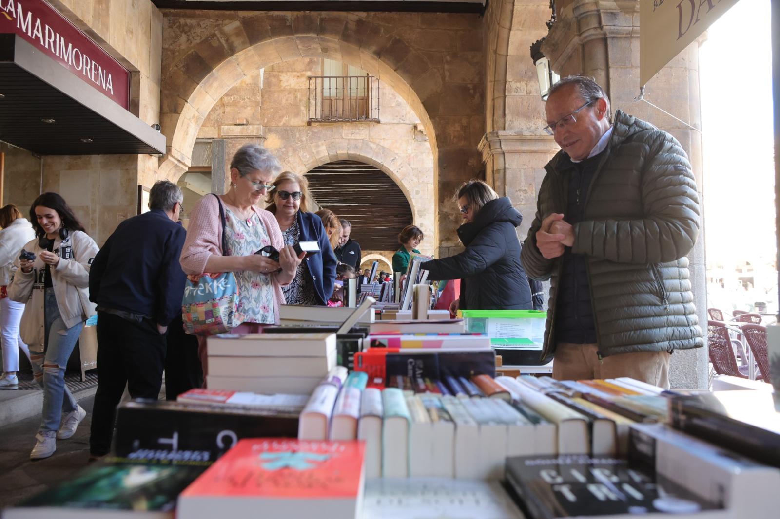 El Día del Libro llena la Plaza Mayor de Salamanca
