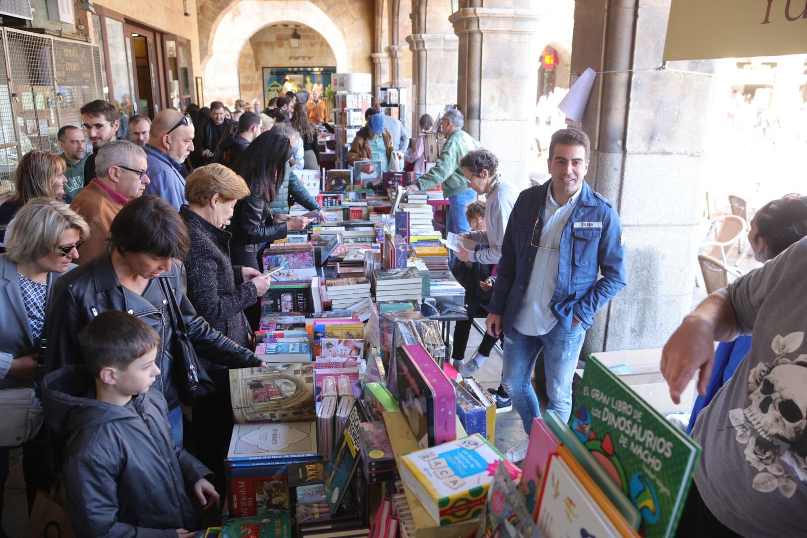 El Día del Libro llena la Plaza Mayor de Salamanca