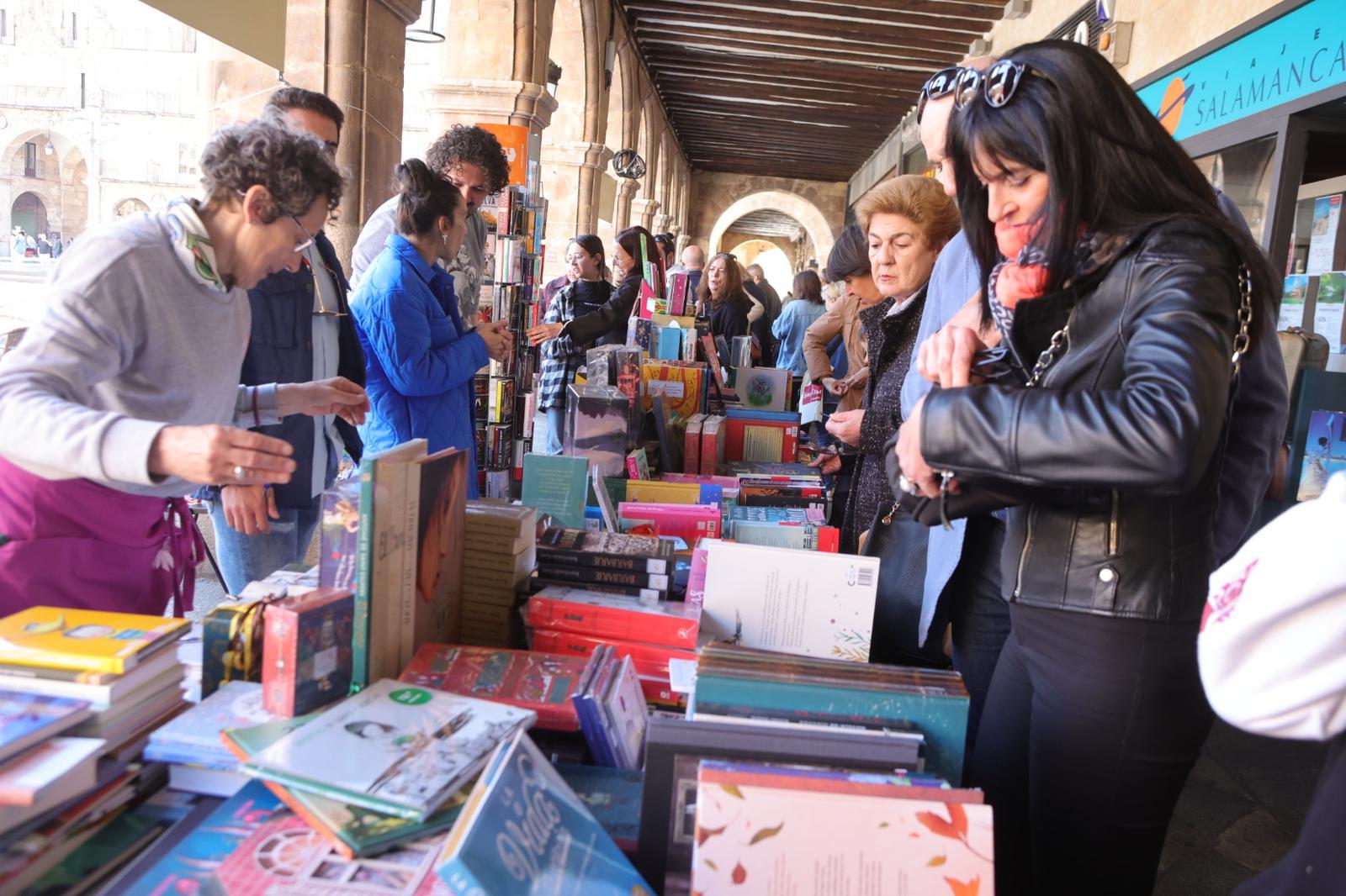 El Día del Libro llena la Plaza Mayor de Salamanca