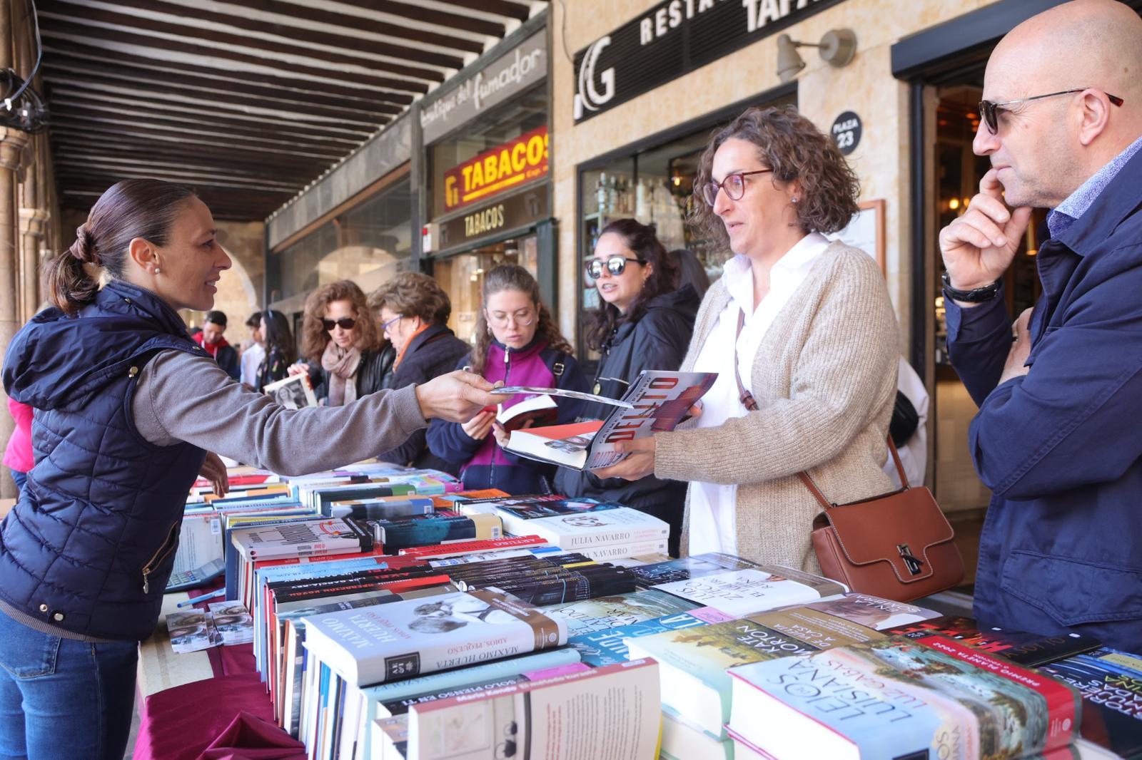 El Día del Libro llena la Plaza Mayor de Salamanca