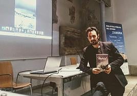 El autor posa con el libro.