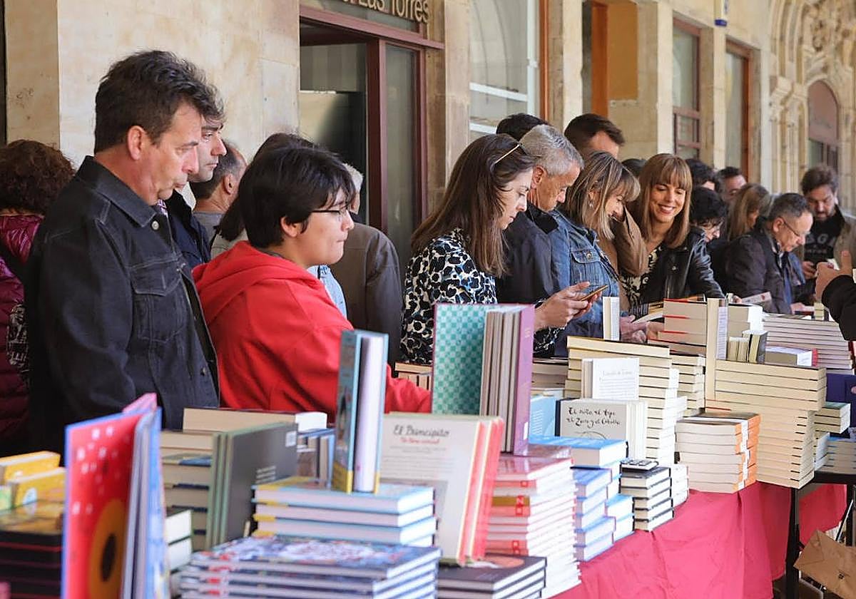 Salmantinos en la Plaza Mayor de Salamanca en el Día Del Libro