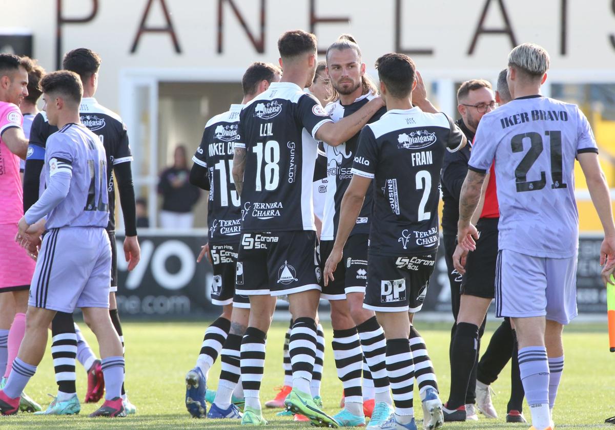 Los jugadores de Unionistas celebran la victoria ante el Castilla.