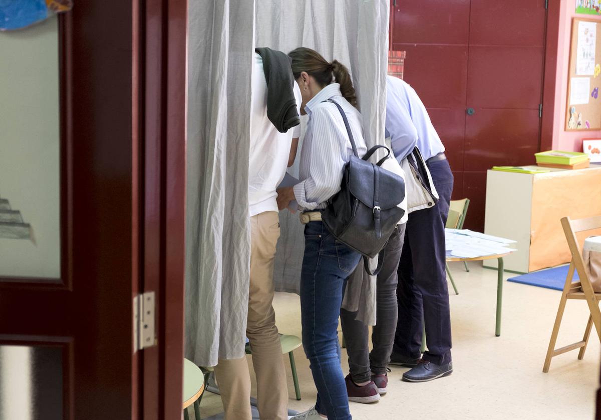 Salmantinos acuden a votar en las últimas elecciones autonómicas.