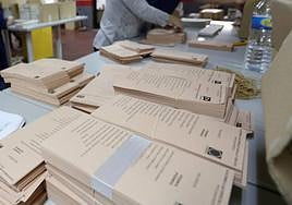 Papeletas en una mesa electoral.