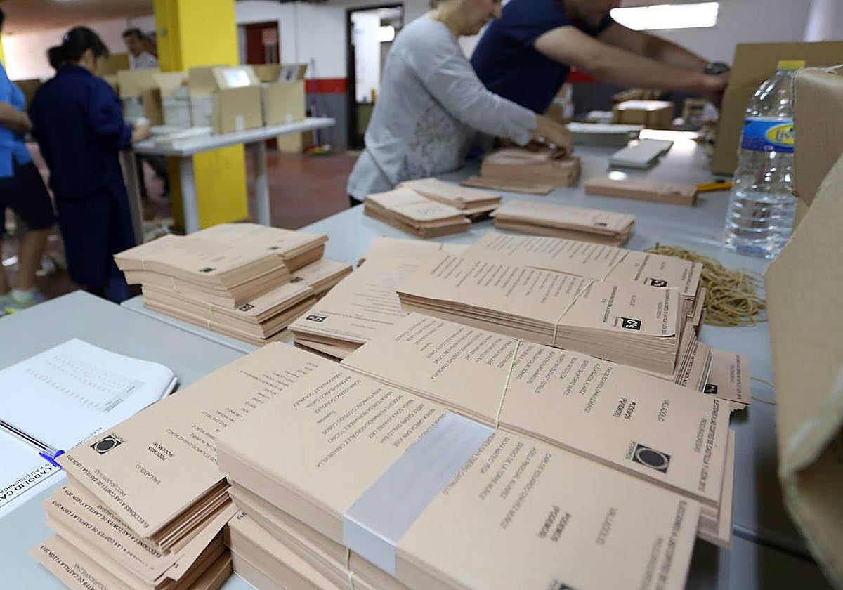 Papeletas en una mesa electoral.