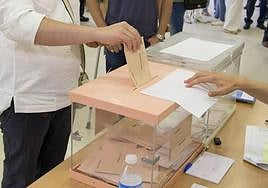 Votante en las últimas elecciones municipales en Salamanca.