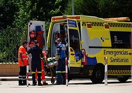 Una ambulancia se dispone a trasladar a un herido en una imagen de archivo.