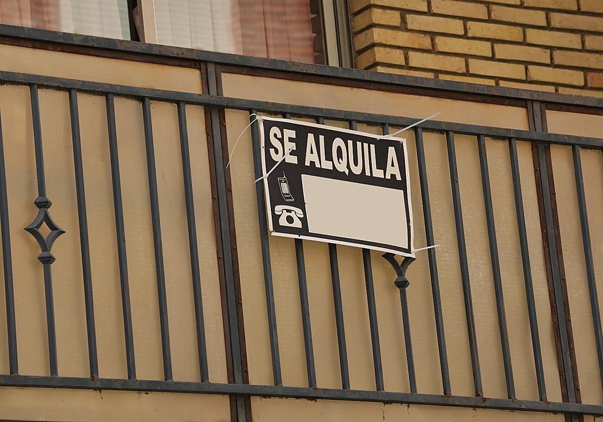 Cartel de 'Se alquila' en una vivienda de Salamanca.