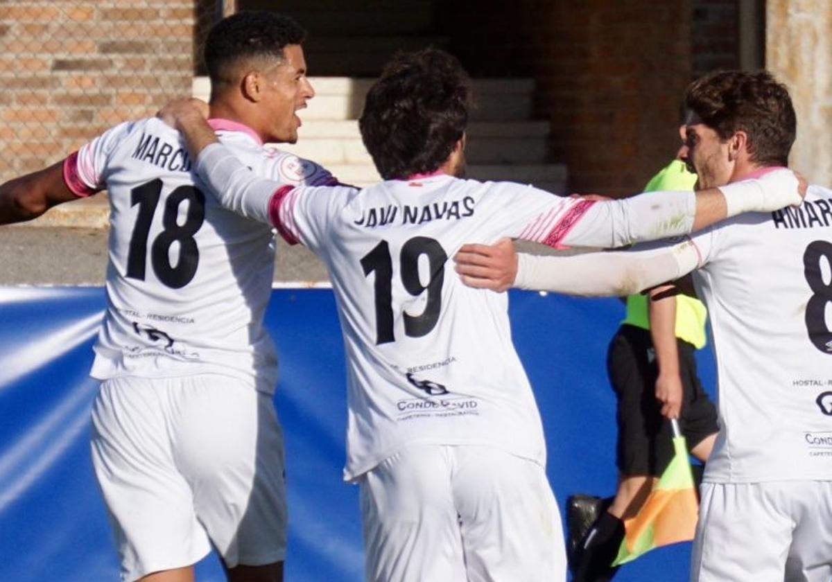 Marco Tulio, Javi Navas y Antonio Amaro celebrando el gol del carioca ante el Real Ávila.