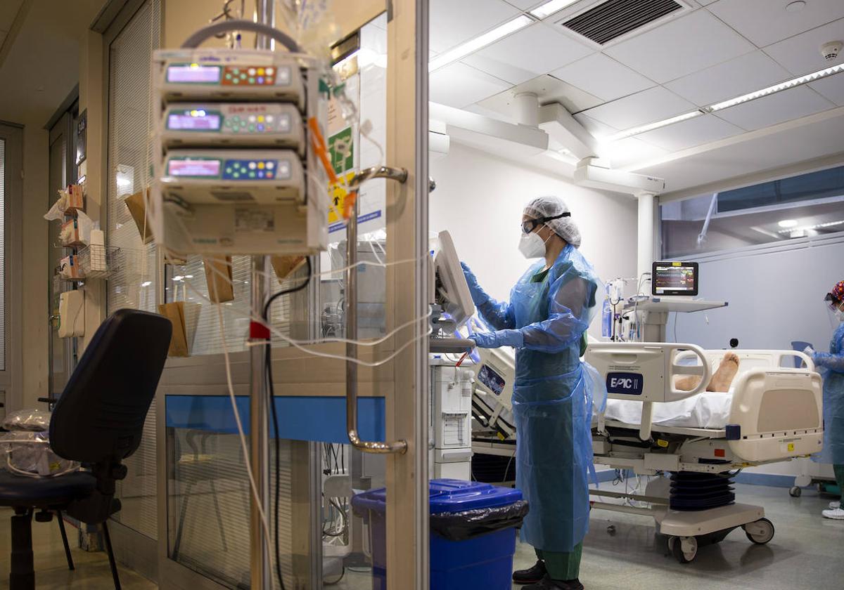 Sanitarios atienden a un paciente covid-19 en un hospital.
