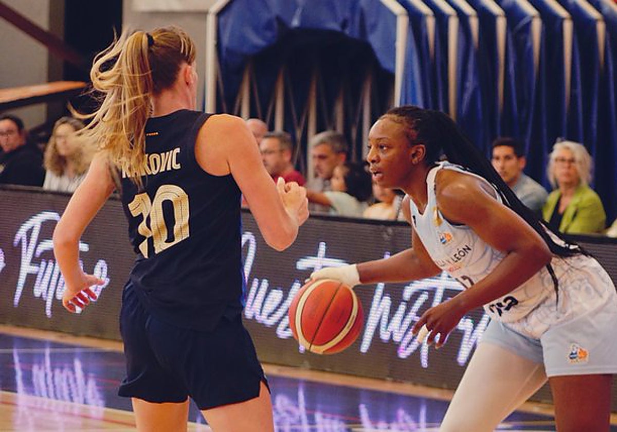 Michaela Olyenwere con la posesión ante la defensa de Rakovic