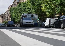 Vehículos circulando por la Gran Vía de Salamanca.
