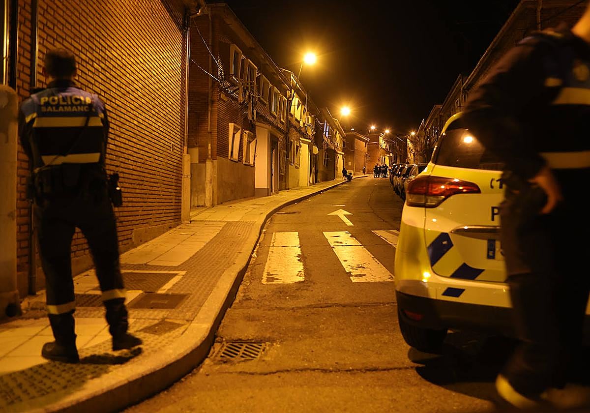 Los agentes de la Policía Local, en la calle en la que se produjo el suceso anoche.