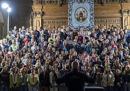 El Coro Tomás Luis de Vitoria de la Universidad Pontificia de Salamanca ensaya en la Catedral Nueva de cara a los actos de celebración de su 50 aniversario.