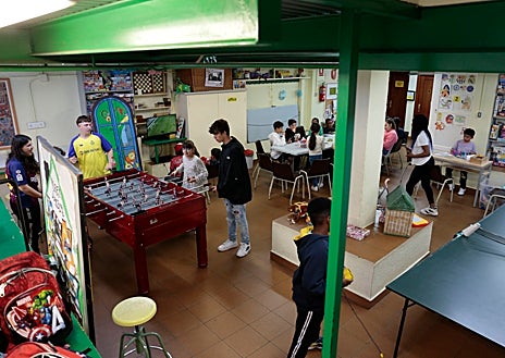 Imagen secundaria 1 - La sede de ASECAL, vibrante de actividades con mayores y niños a lo largo del día.