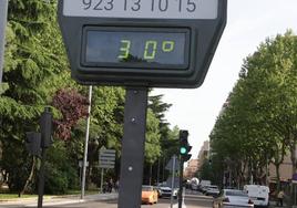 Imagen de un termómetro salmantino marcando 30 grados en la última semana de abril de 2023.