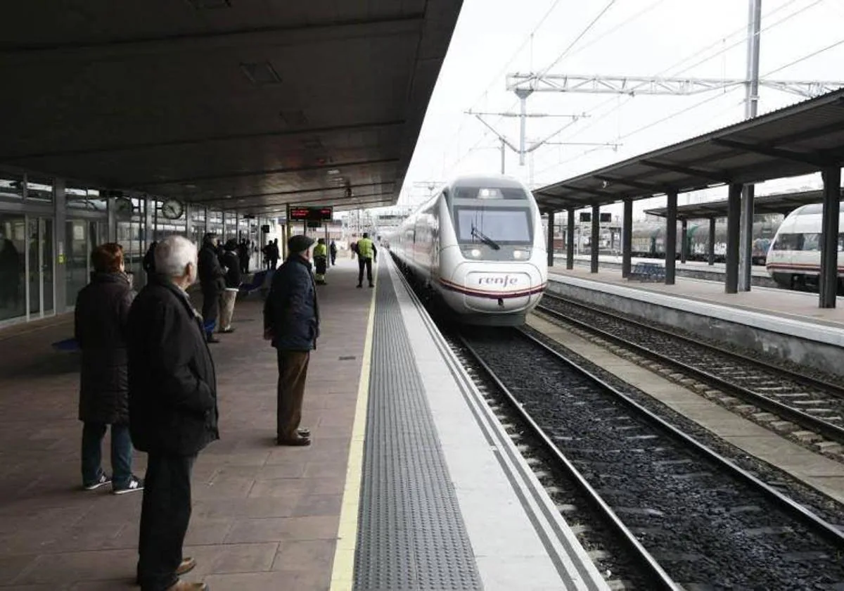 Imagen de archivo de un tren Alvia llegando a la estación de Salamanca.