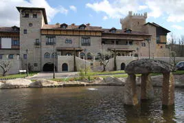 Abadía Los Templarios de La Alberca, el modelo de complejo hotelero que se quiere construir en Miranda del Castañar y al que se ha opuesto Ecologistas en Acción.