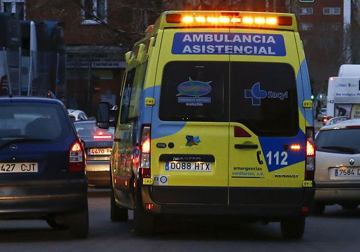 Una ambulancia se desplaza al hospital de Salamanca en una imagen de archivo.