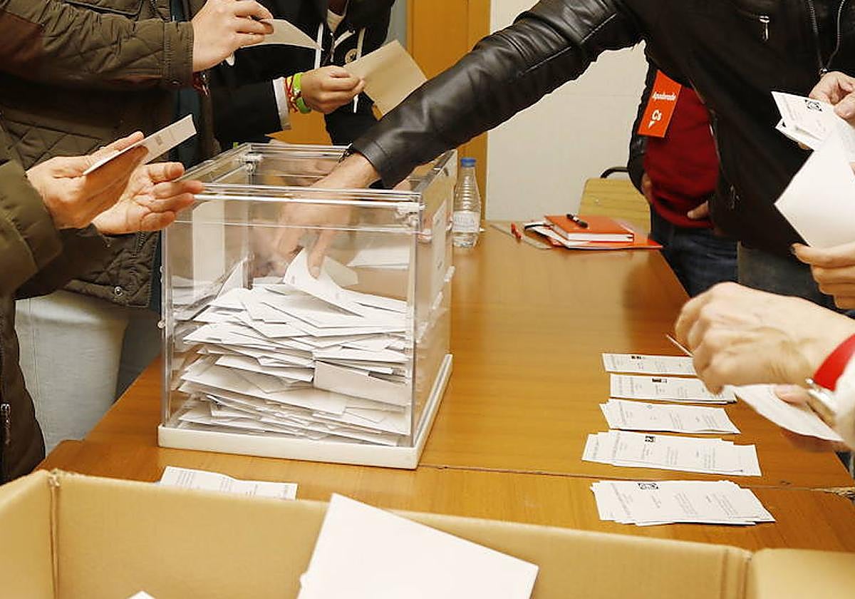 Imagen de archivo del recuento de votos en una Mesa electoral.