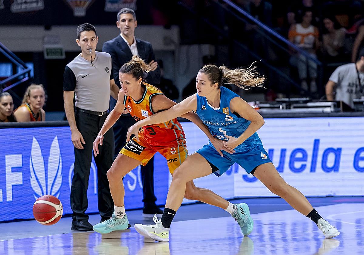 Leo Rodríguez intenta robar el balón a Queralt Casas.