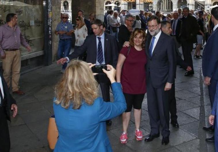 Mariano Rajoy, presidente del Gobierno, se fotografía con una simpatizante junto a la Plaza Mayor de Salamanca